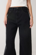 Jean tiro medio baggy gris intenso con bota ancha