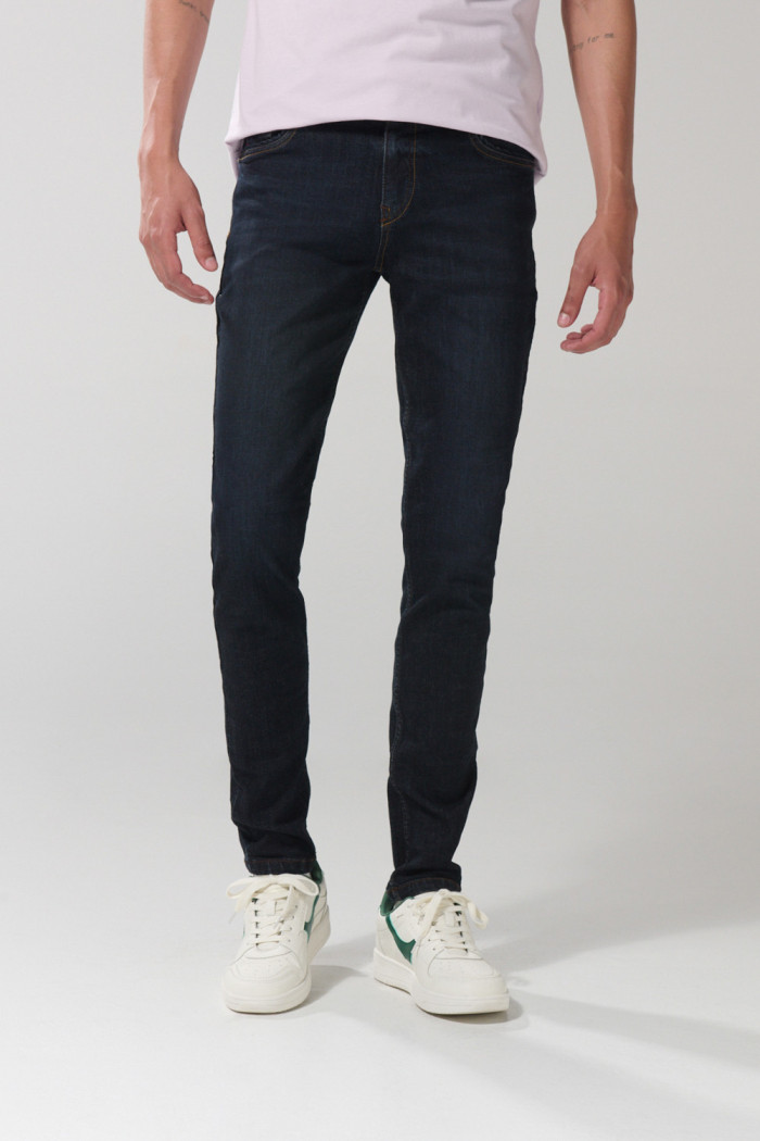 Jean azul intenso tipo skinny con tiro bajo y ajuste ceñido