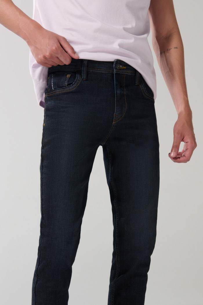 Jean azul intenso tipo skinny con tiro bajo y ajuste ceñido
