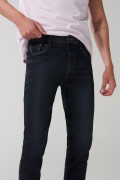 Jean azul intenso tipo skinny con tiro bajo y ajuste ceñido