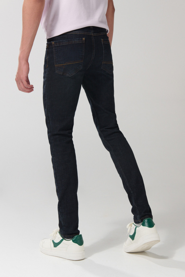 Jean azul intenso tipo skinny con tiro bajo y ajuste ceñido