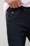 Jean azul intenso tipo skinny con tiro bajo y ajuste ceñido