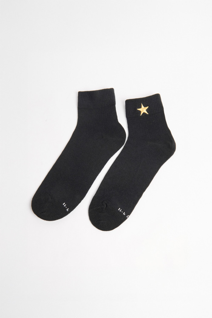 Medias unicolores cortas con diseño de estrella