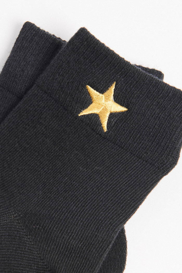 Medias unicolores cortas con diseño de estrella