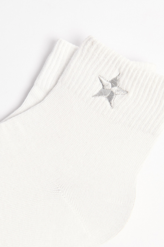 Medias unicolores cortas con diseño de estrella
