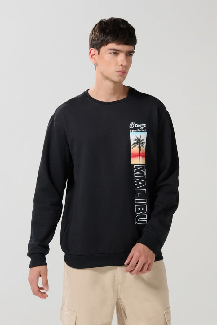 Buzo negro cuello redondo con diseño de playa