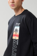 Buzo negro cuello redondo con diseño de playa