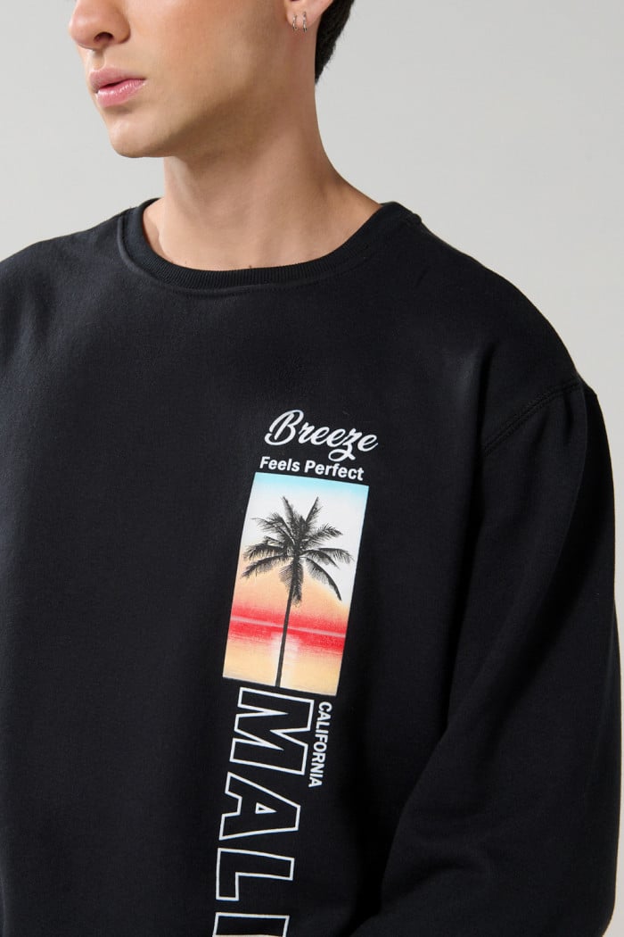 Buzo negro cuello redondo con diseño de playa