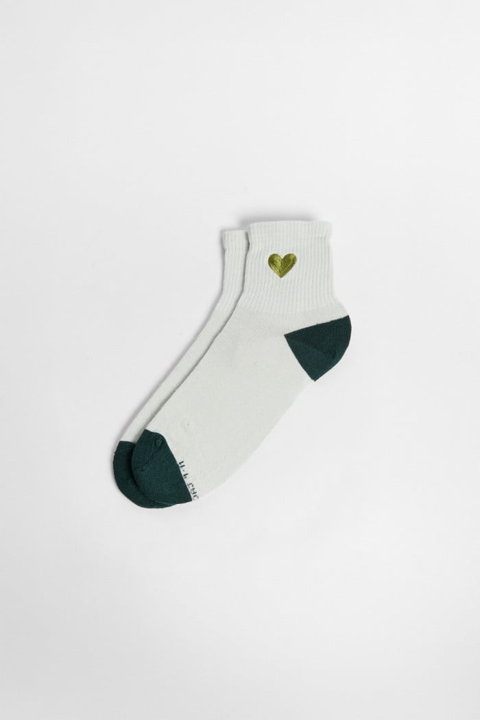Medias cortas verdes con contrastes y corazón bordado