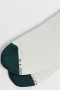 Medias cortas verdes con contrastes y corazón bordado