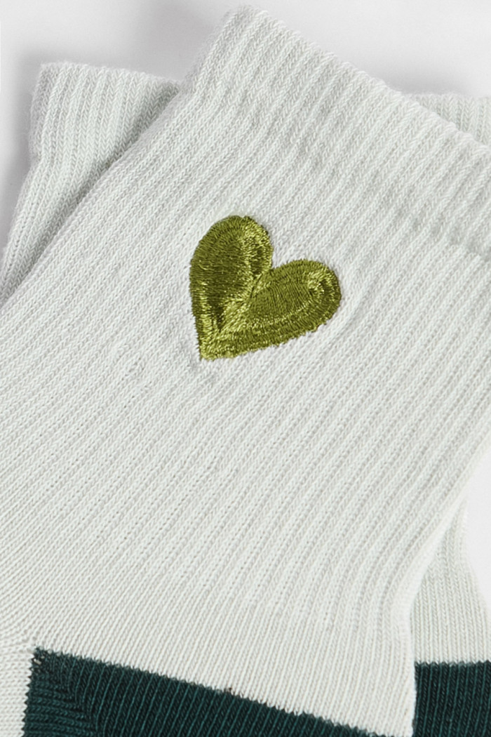 Medias cortas verdes con contrastes y corazón bordado