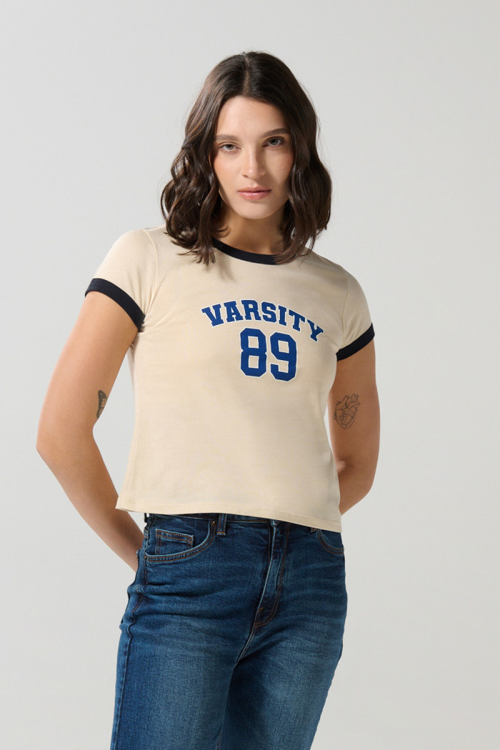 Camiseta cuello y puños en contraste femenina con arte estilo college.