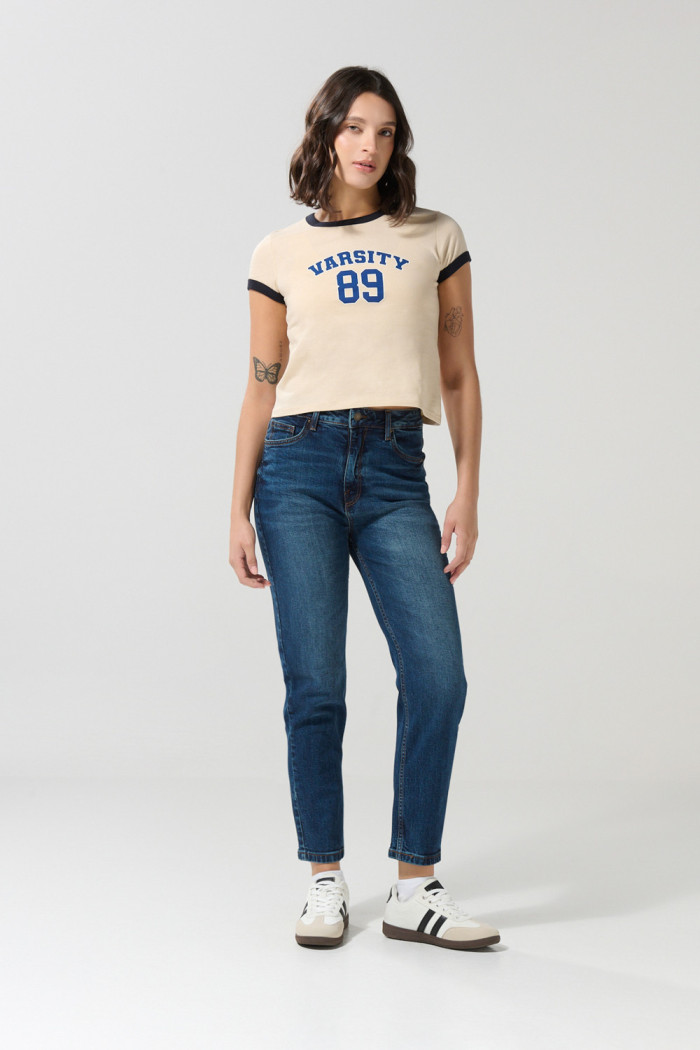 Camiseta cuello y puños en contraste femenina con arte estilo college.
