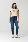 Camiseta cuello y puños en contraste femenina con arte estilo college.