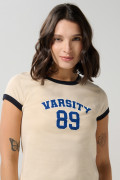 Camiseta cuello y puños en contraste femenina con arte estilo college.
