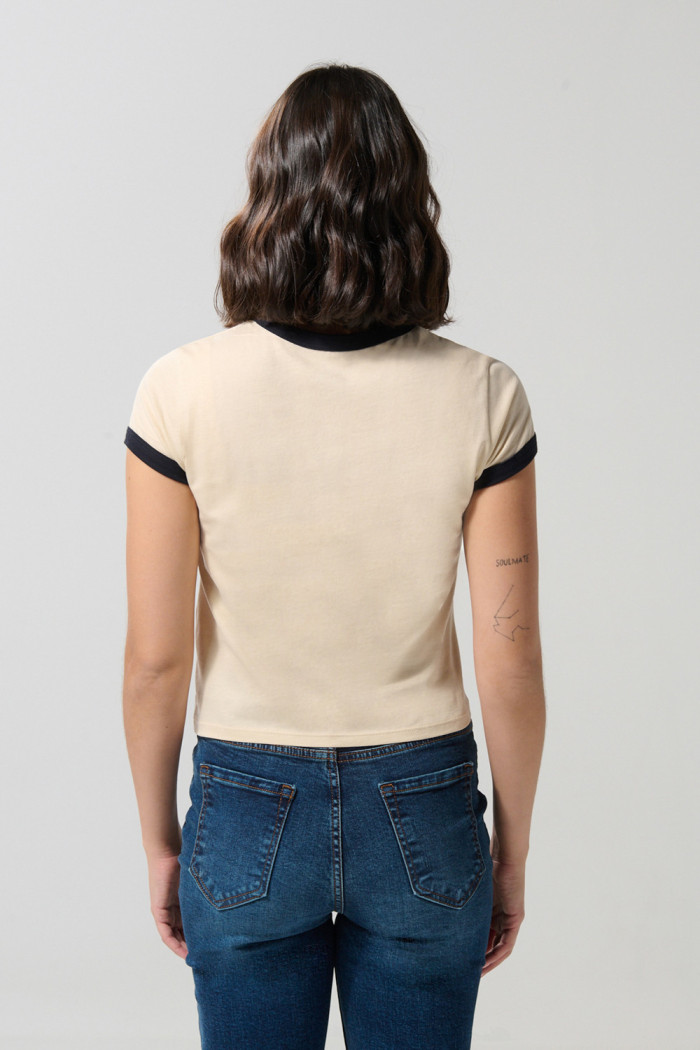 Camiseta cuello y puños en contraste femenina con arte estilo college.