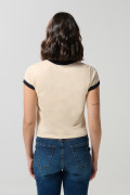 Camiseta cuello y puños en contraste femenina con arte estilo college.