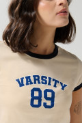 Camiseta cuello y puños en contraste femenina con arte estilo college.