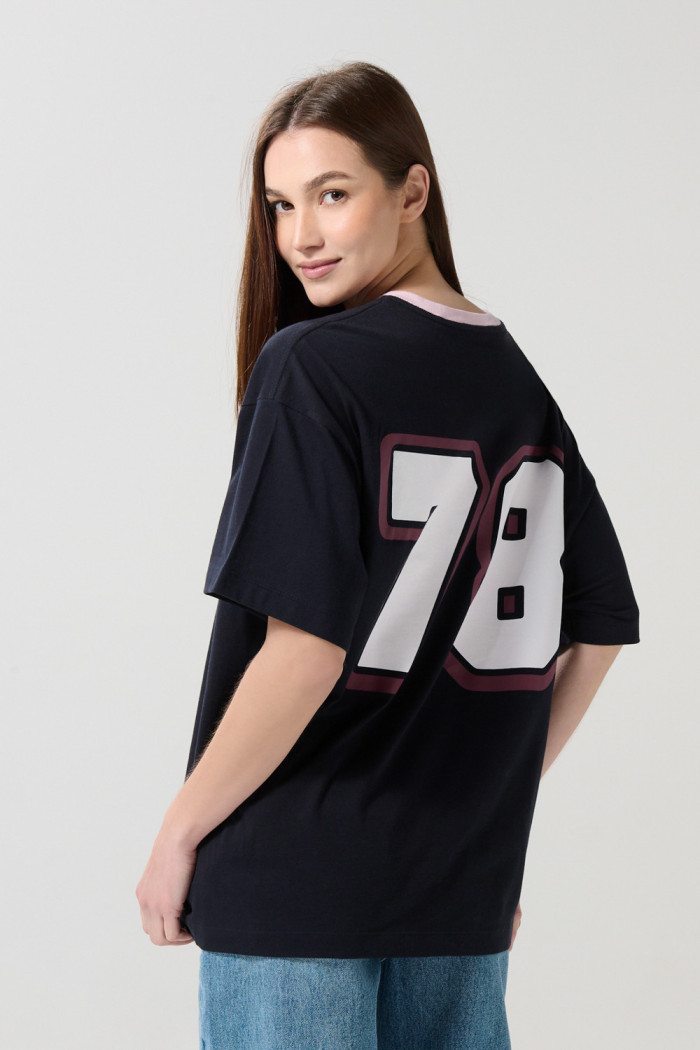 Camiseta femenina fit super oversize manga corta cuello en V.