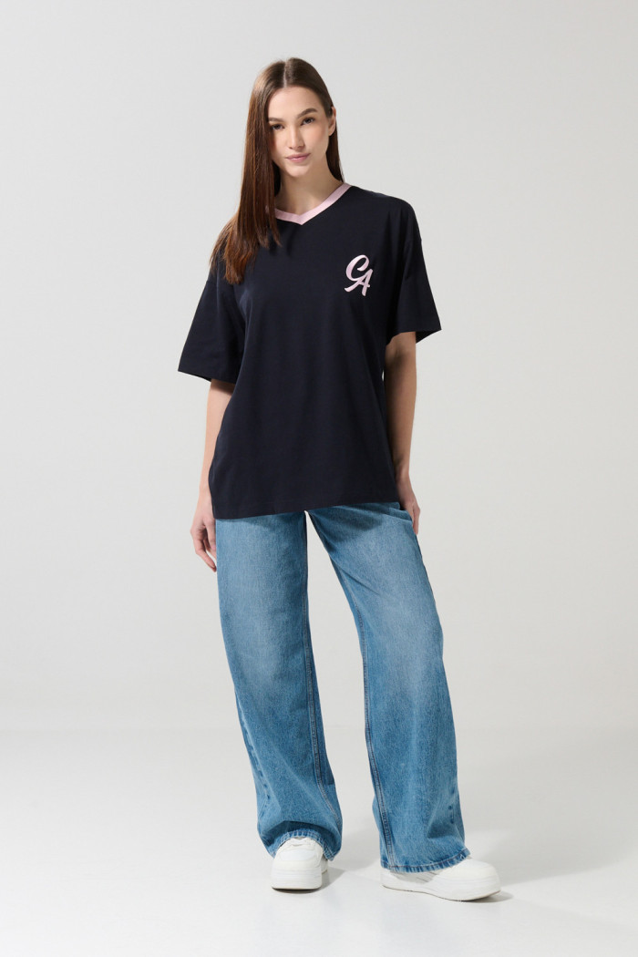 Camiseta femenina fit super oversize manga corta cuello en V.