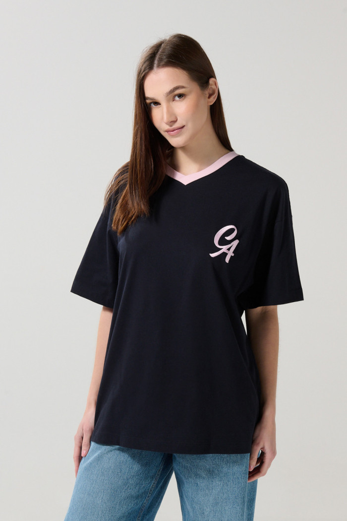 Camiseta femenina fit super oversize manga corta cuello en V.