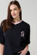 Camiseta femenina fit super oversize manga corta cuello en V.
