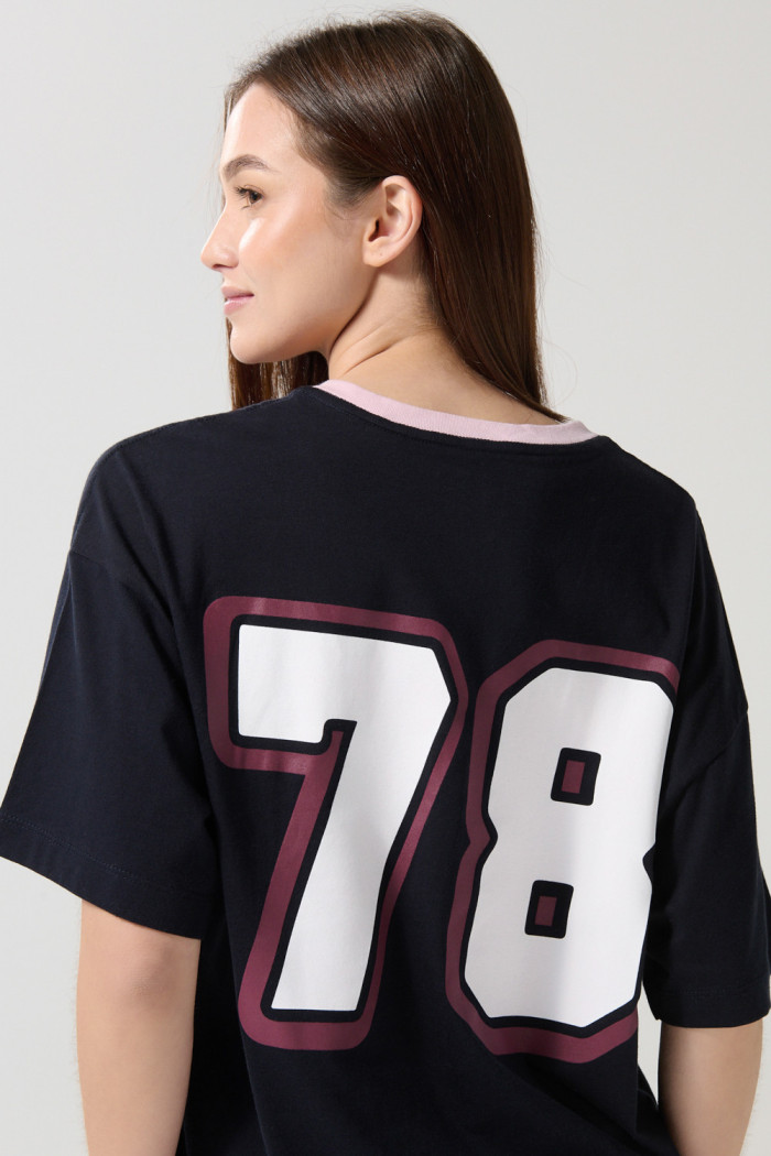 Camiseta femenina fit super oversize manga corta cuello en V.
