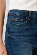 Jean mom con tiro súper alto azul oscuro y bota recta