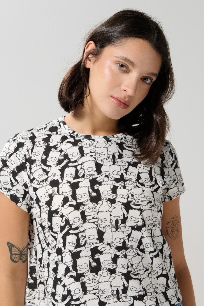 Camiseta negra cuello redondo con diseños de Los Simpson