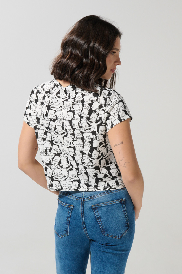 Camiseta negra cuello redondo con diseños de Los Simpson