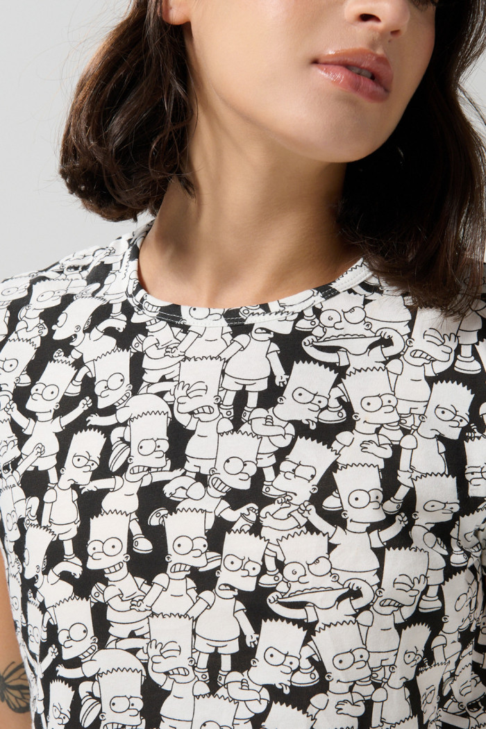 Camiseta negra cuello redondo con diseños de Los Simpson