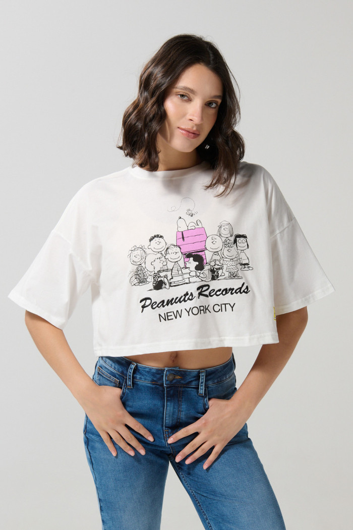 Camiseta crop top femenina fit oversize manga corta con estampado en frente de Snoopy.