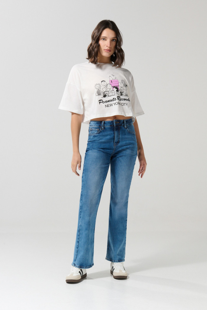Camiseta crop top femenina fit oversize manga corta con estampado en frente de Snoopy.