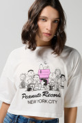 Camiseta crop top femenina fit oversize manga corta con estampado en frente de Snoopy.
