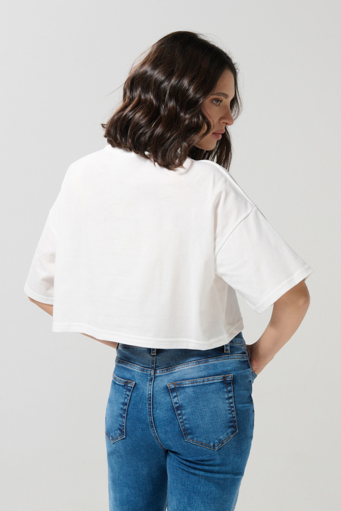 Camiseta crop top femenina fit oversize manga corta con estampado en frente de Snoopy.
