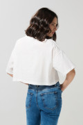 Camiseta crop top femenina fit oversize manga corta con estampado en frente de Snoopy.