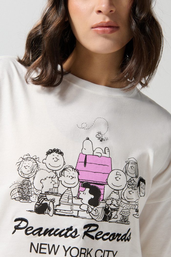 Camiseta crop top femenina fit oversize manga corta con estampado en frente de Snoopy.
