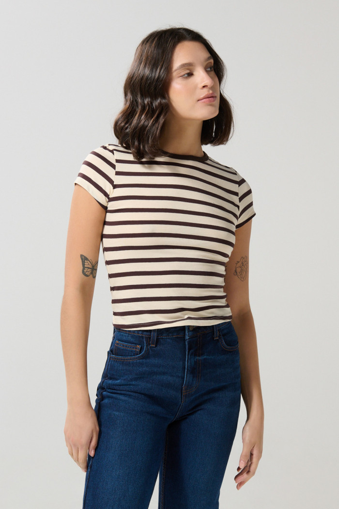 Camiseta cuello redondo crema clara con diseños de rayas