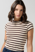 Camiseta cuello redondo crema clara con diseños de rayas
