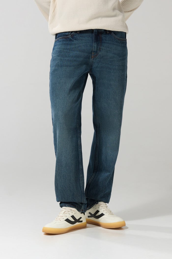 Jean azul tipo 90´S con bota recta, bolsillos y tiro bajo