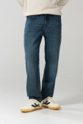 Jean azul tipo 90´S con bota recta, bolsillos y tiro bajo