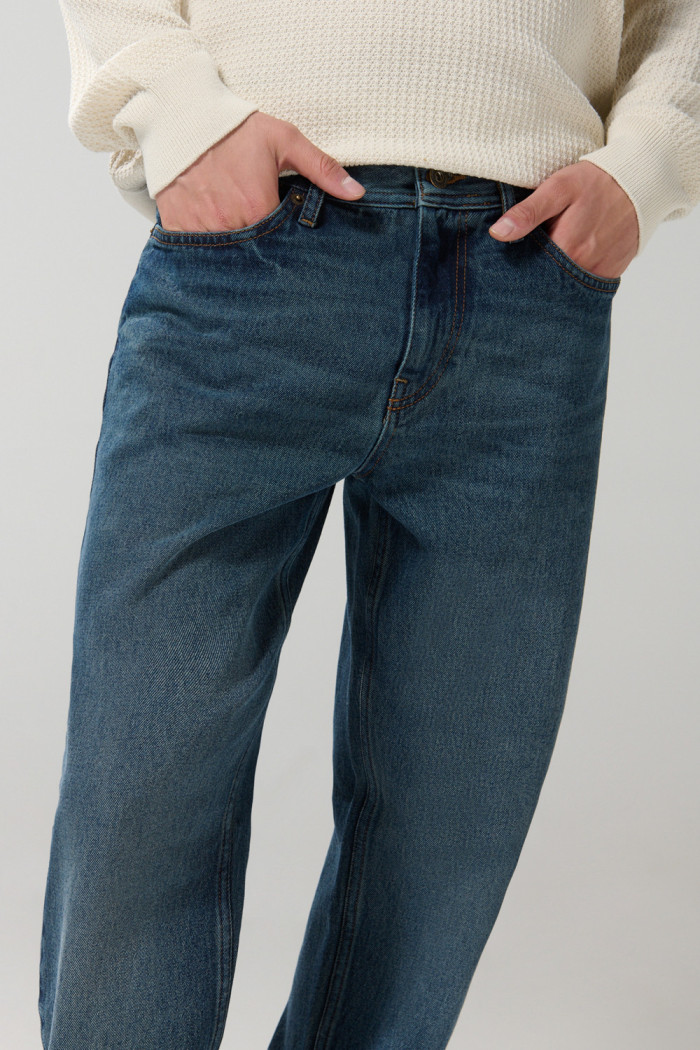 Jean azul tipo 90´S con bota recta, bolsillos y tiro bajo