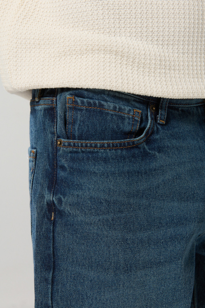 Jean azul tipo 90´S con bota recta, bolsillos y tiro bajo