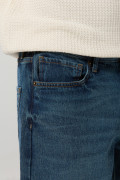 Jean azul tipo 90´S con bota recta, bolsillos y tiro bajo