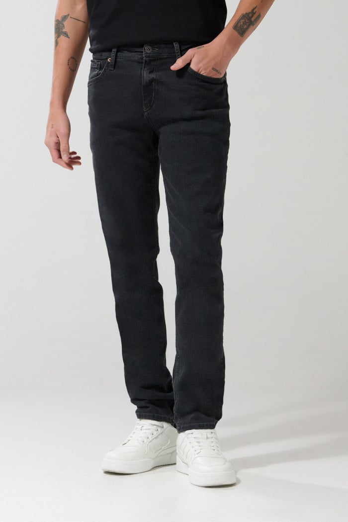 Jean slim gris oscuro tiro bajo con ligeros desgastes