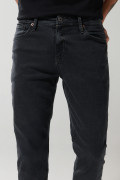Jean slim gris oscuro tiro bajo con ligeros desgastes