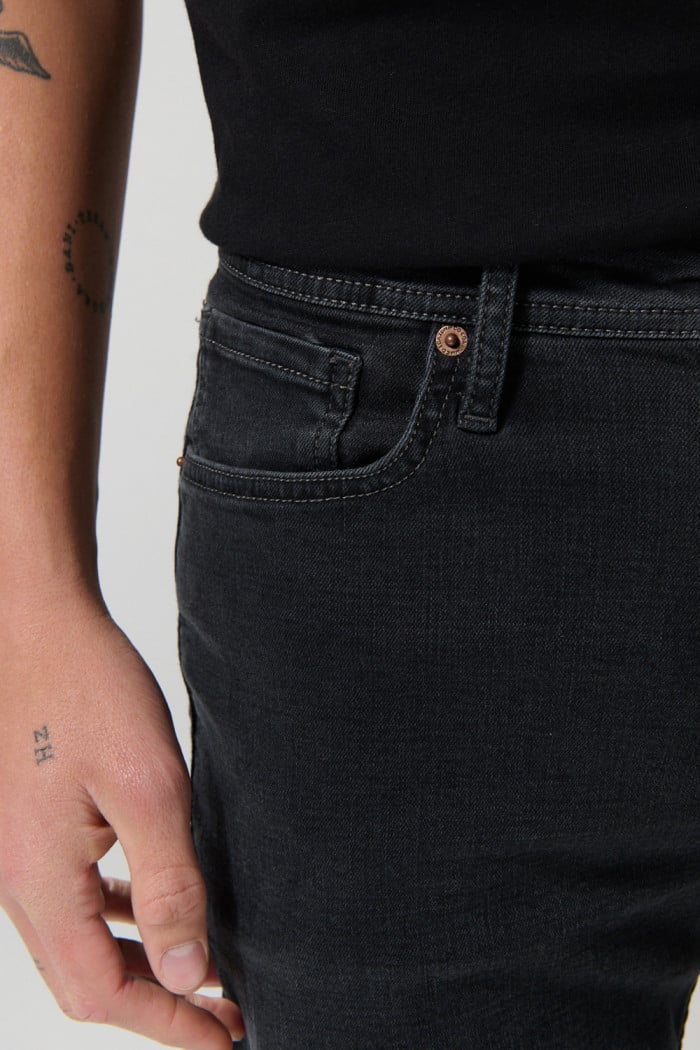Jean slim gris oscuro tiro bajo con ligeros desgastes