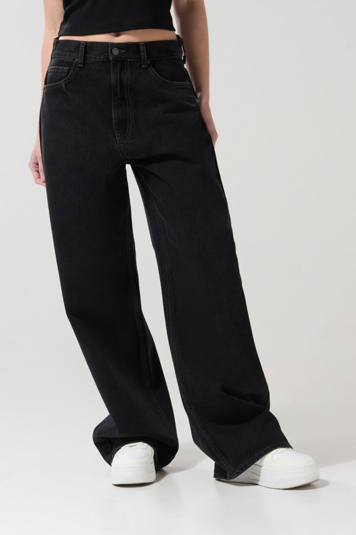 Jean tiro medio gris intenso baggy con bota ancha