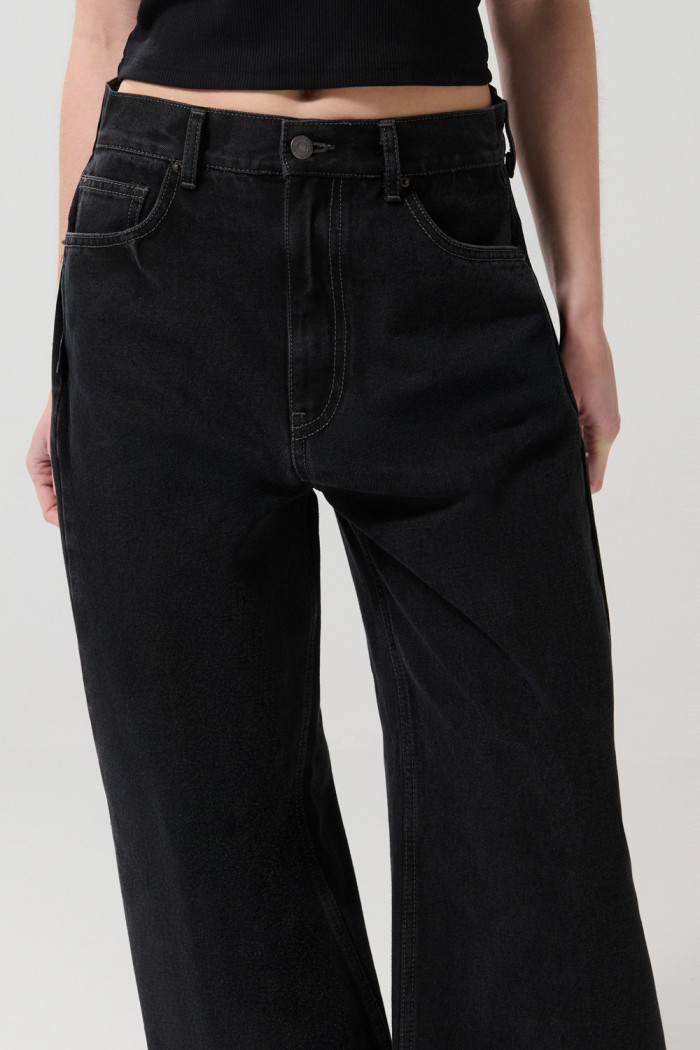 Jean tiro medio gris intenso baggy con bota ancha