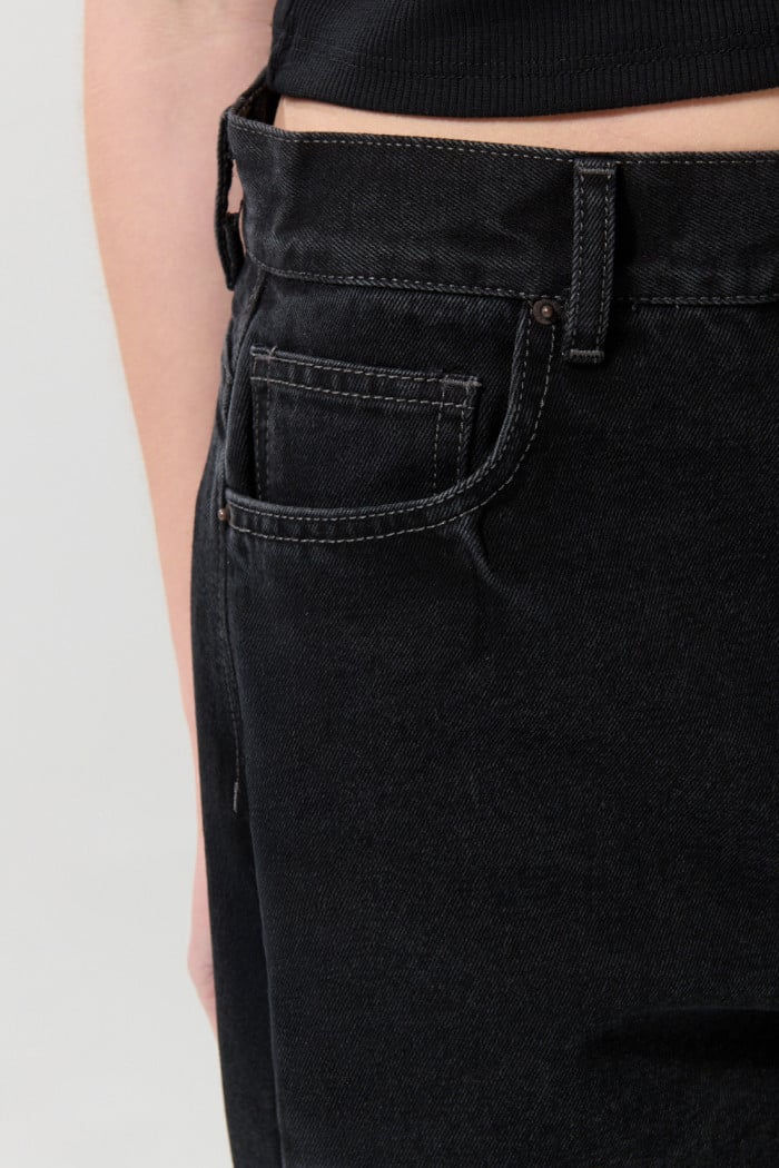 Jean tiro medio gris intenso baggy con bota ancha